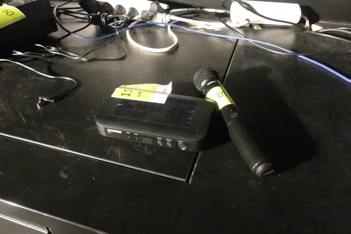 Shure Funkmikrofon-Set mit Empfänger Modell: BLX4